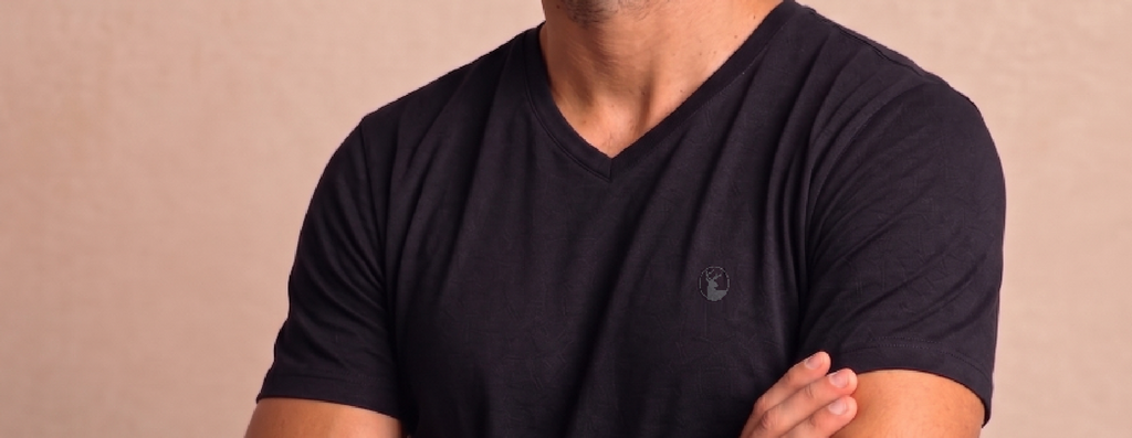 Polera Negra Cuello V Modelo Barbé - Fogliatti