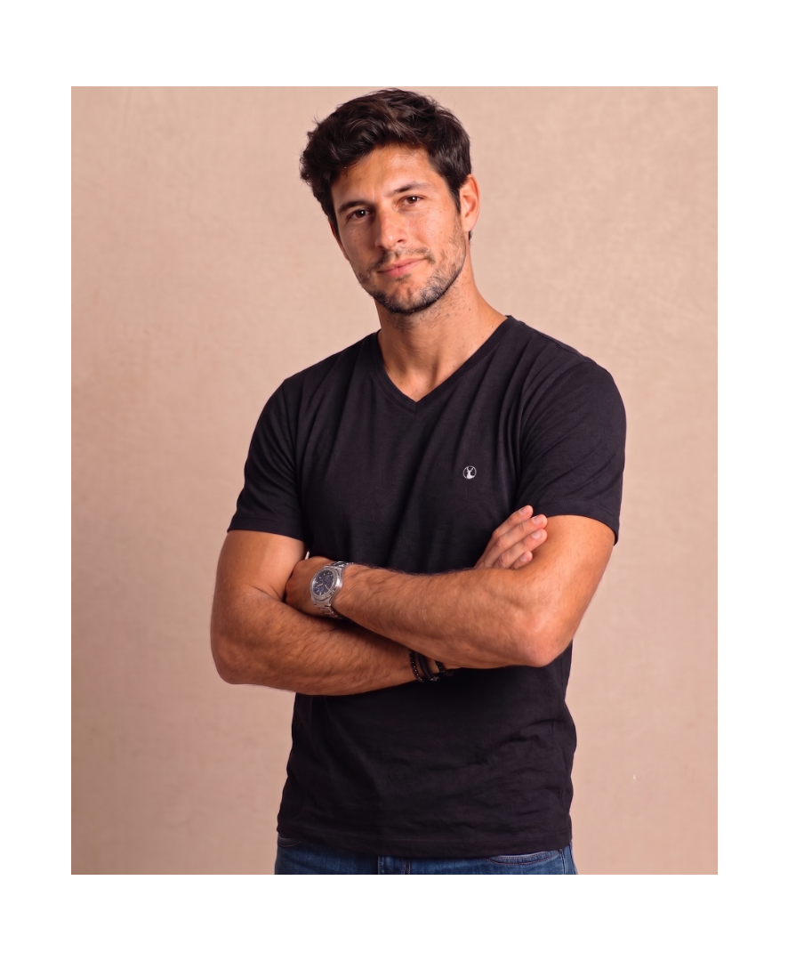 Polera Negra Cuello V Modelo Barbé - Fogliatti