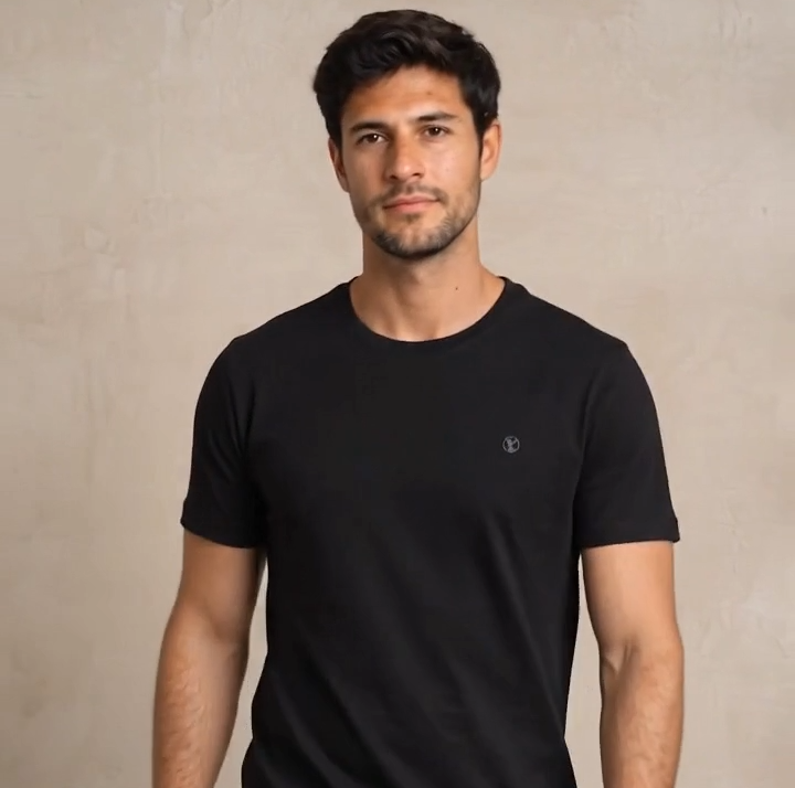 Polera Negra Cuello Redondo Modelo Bagó - Fogliatti